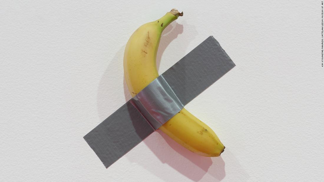 壁にテープで貼った芸術作品のバナナ、学生が食べる　「空腹だったから」